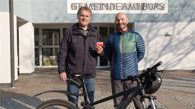 Mobilitätsförderung in Bürs: Bürgermeister Georg Bucher und Mobilitätsausschussobmann Jürgen Schacherl