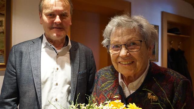 Bürgermeister Georg Bucher gratuliert Frau Elisabeth Neyer