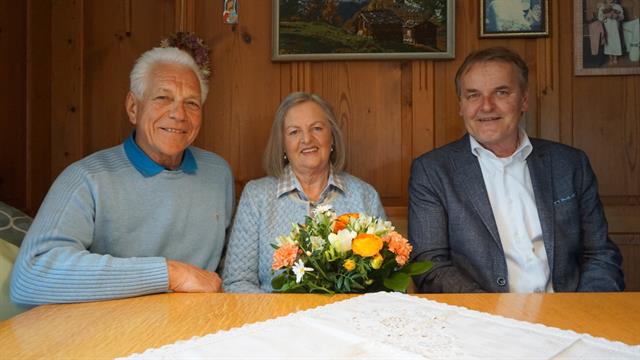 Eva und Hubert Bachmann mit Bürgermeister Georg Bucher