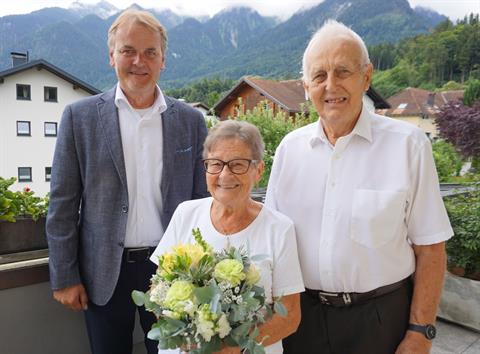 Bürgermeister Georg Bucher mit dem Jubelpaar Scherrer Adeline und Eduard