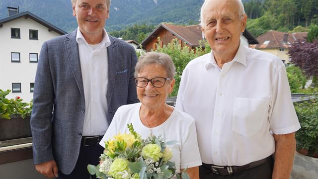 Bürgermeister Georg Bucher mit dem Jubelpaar Scherrer Adeline und Eduard