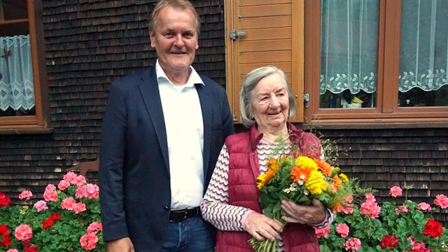 Frieda Steurer mit Bürgermeister Georg Bucher