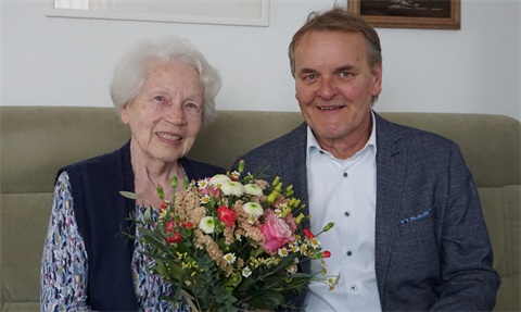 Frau Emberger freut sich über die Gratulation von Bürgermeister Georg Bucher