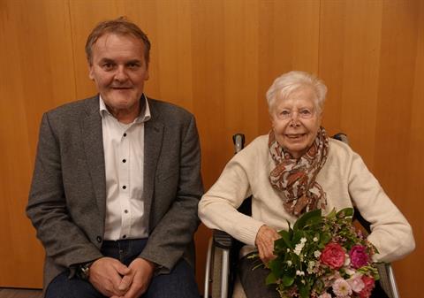 Bürgermeister Georg Bucher neben der Jubilarin Maria Klug
